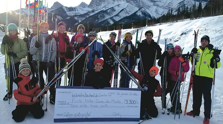 école Notre Dame des Monts staff and students with the $3,300 Jumpstart cheque towards the multi-sport and cross-country skiing program.