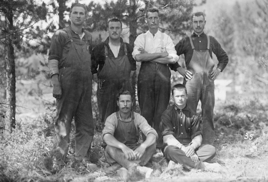 A group of prisoners at the Castle Mountain Internment Camp in 1915. GLENBOW ARCHIVES CU1105551