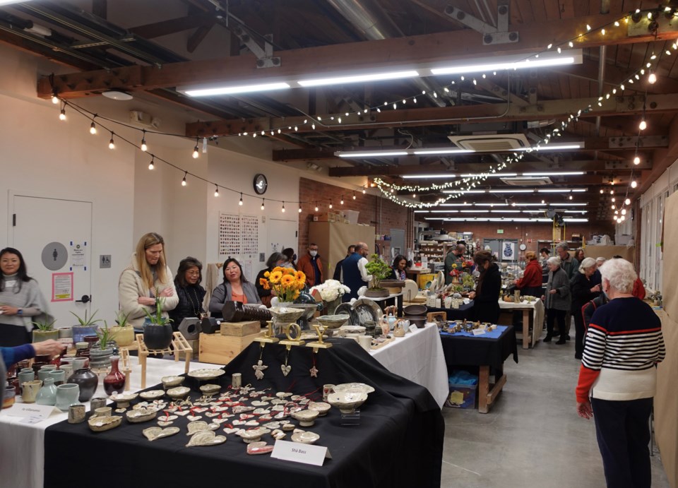 arts-holidayguide-artcenterstudiosale