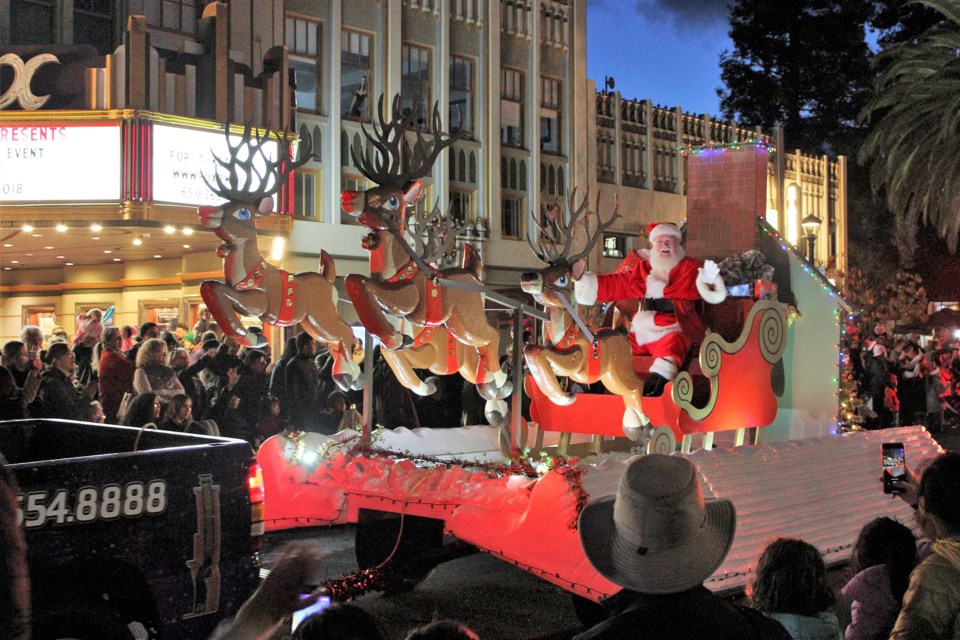 arts-holidayguide-hometownrwc