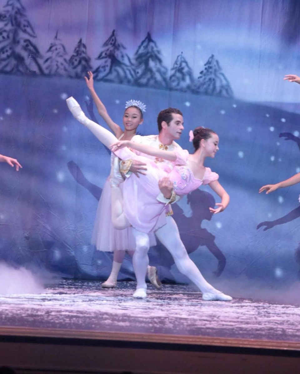 arts-holidayguide-ramonmoreno