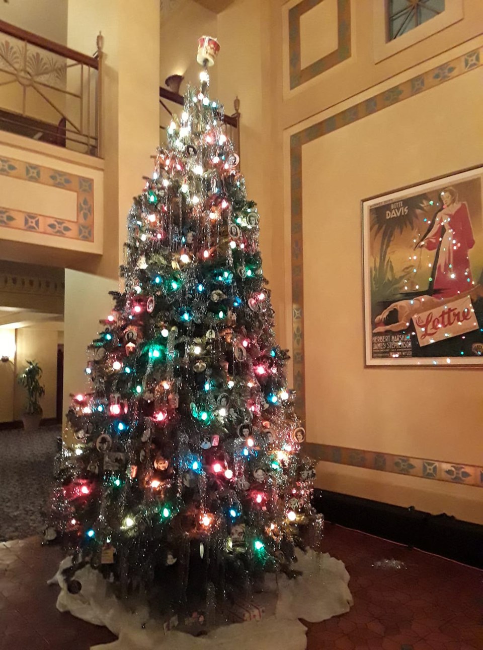 arts-holidayguide-stanfordtheatretree