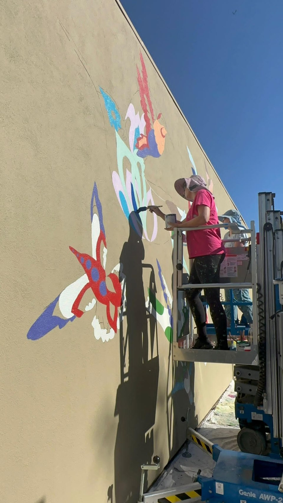 artwork-in-progress-kelsey-montague-creates-her-mural-for-palo-alto-skin-clnic-on-sep-13-photo-by-suman-mudamula