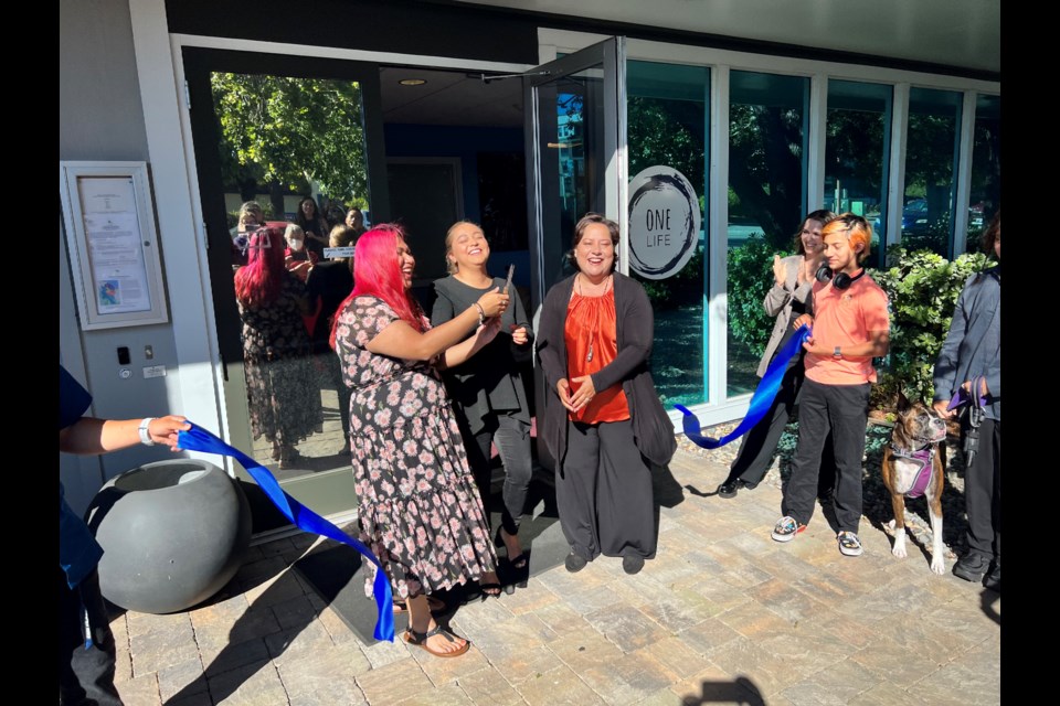 Jackie Gonzalez cuts the ribbon to Una Vida's new office space in downtown Redwood City