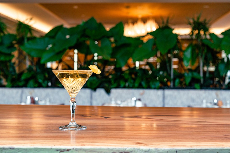 wild-onion-cocktail-avec-grand-merejpg-credit-michelle-chou-photography