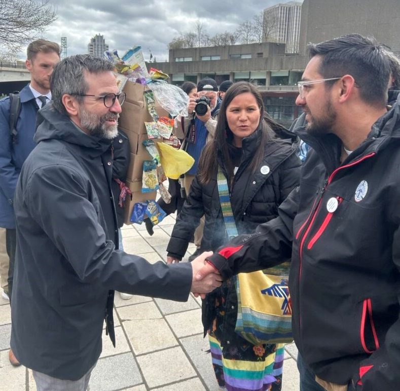 enviroment-minister-speaks-with-elected-councillors-from-aamjiwnaang-first-nation-810x1080