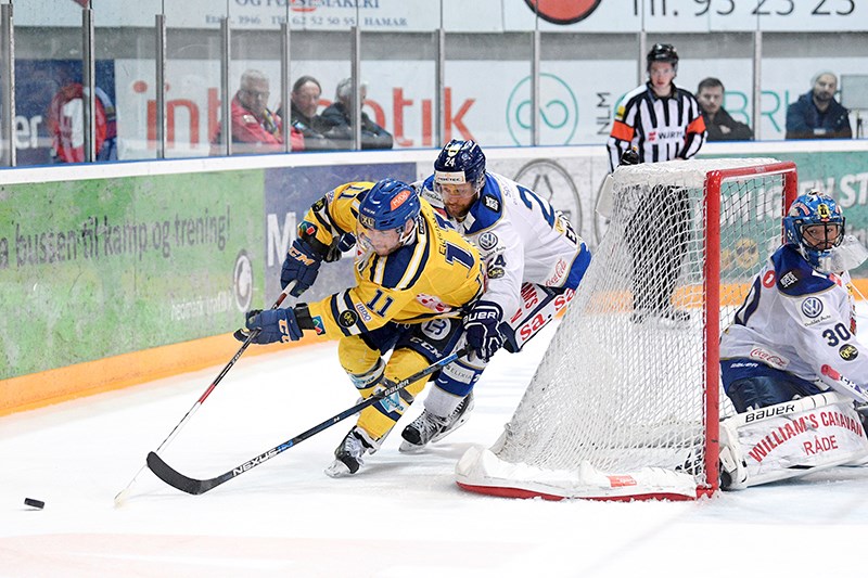 Former Sting forward Joey Tenute battles for the puck behind the net March 12 in Hamar, Norway. Photo courtesy, Fredrik Olastuen