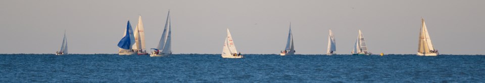 _5006792 Sailboats on lake strip art