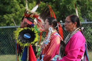 Aamjiwnaang artist unveils 'Ojibwe Spirit' mural at Shell