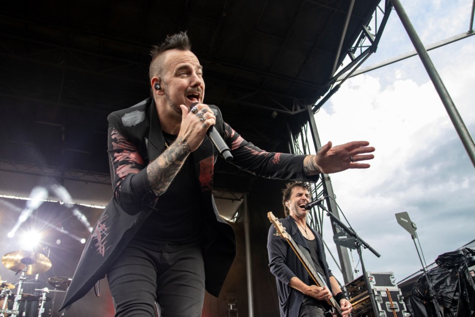 saintasonia-04