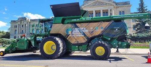 John Deere X9 Combine (resize)