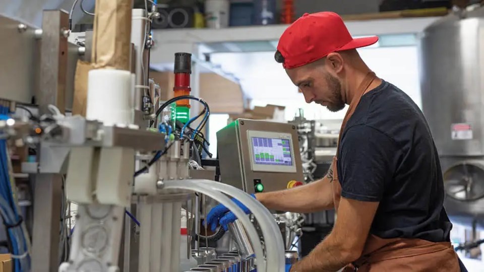 econ-person-operating-machinery