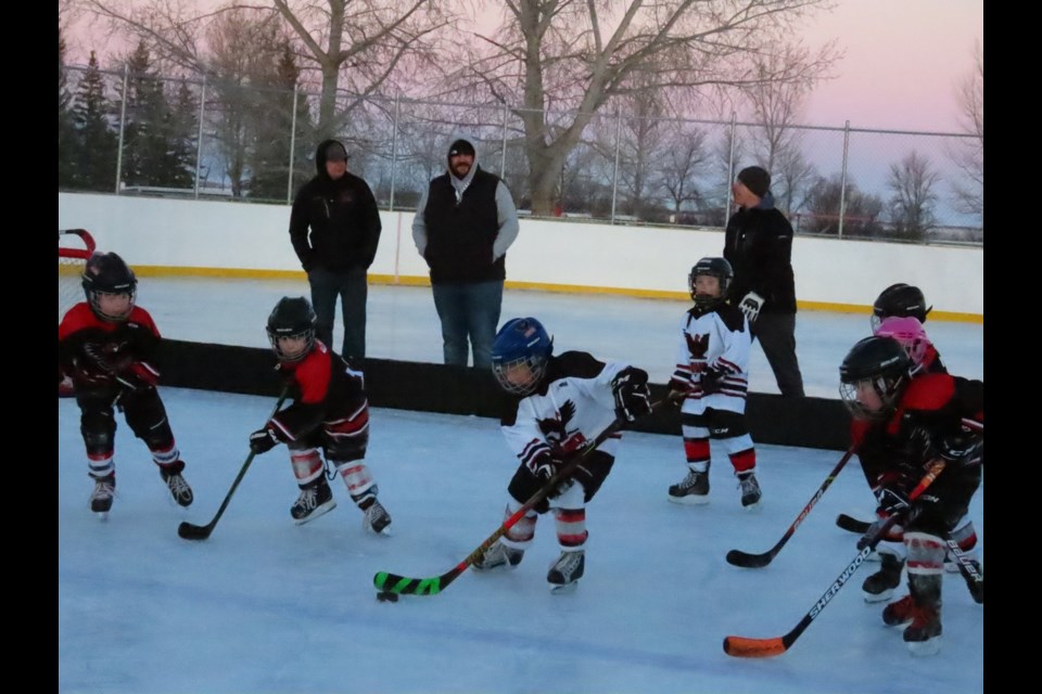 The Under-7 Ice Hawks rosters played against each other outside on the outdoor rink as parents watched and cheered. Photo: Derek Ruttle/The Outlook