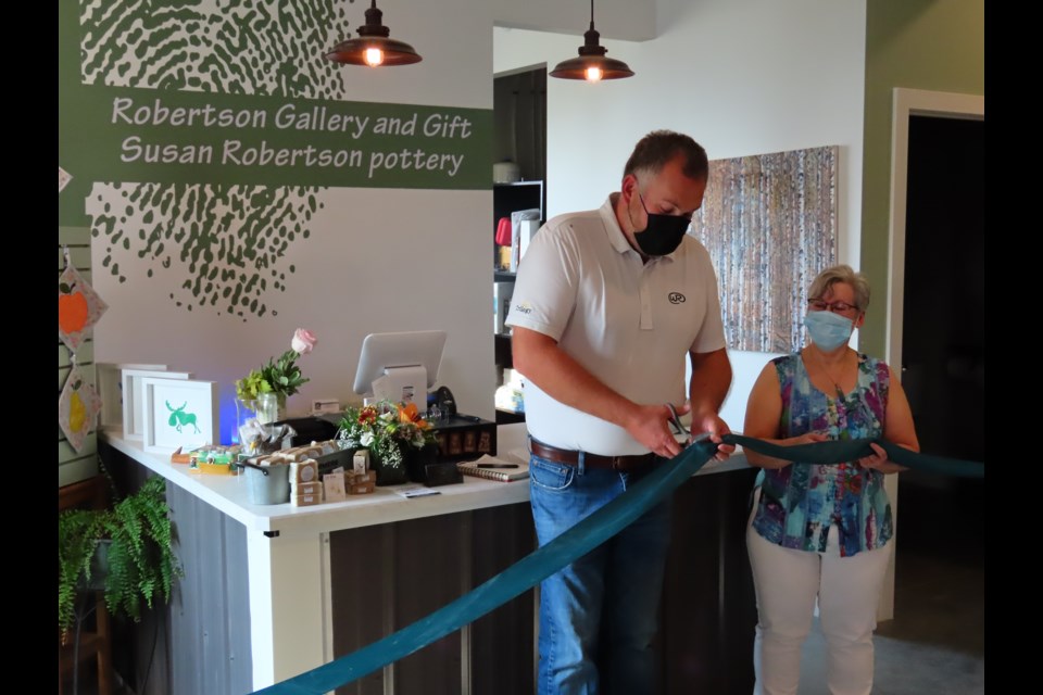 Broderick mayor Arlin Simonson joined Susan Robertson in cutting the ribbon on the new gallery.