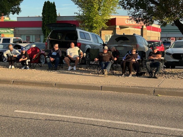 hundreds-lined-8th-street-cruise-night