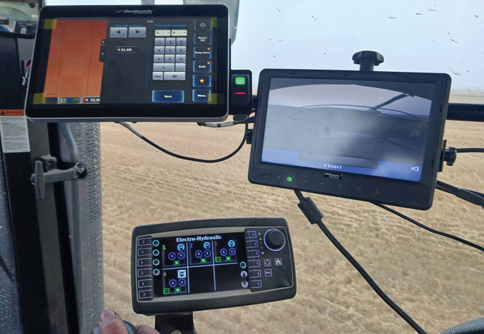147272_web1_tractorscreens_gord_gilmour_cmyk