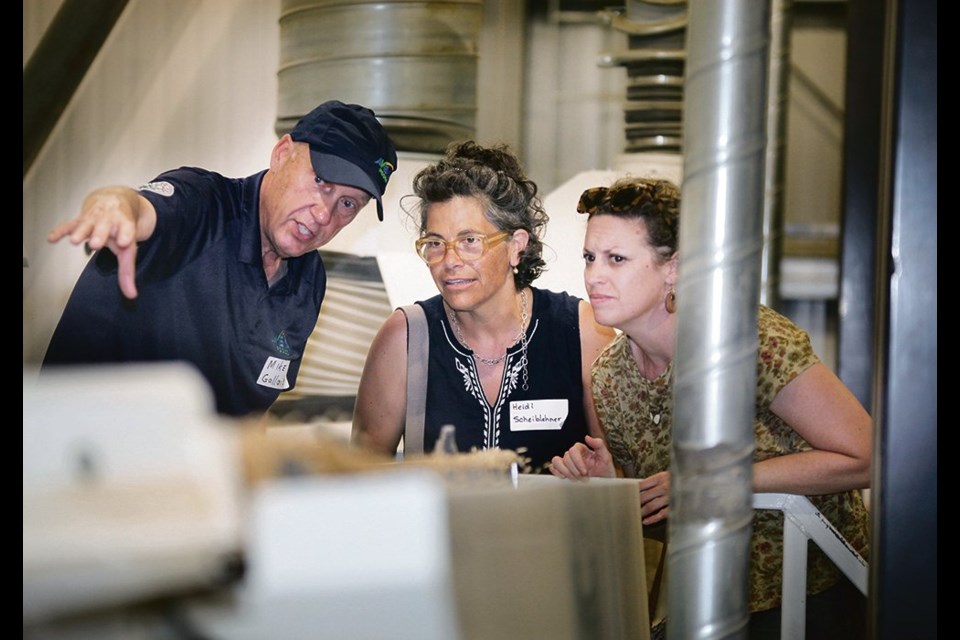 Mike Gallais of Avena Foods in Rowatt, Sask., explains to food processing buyers Heidi Scheiblehner of Bob’s Red Mill in Oregon and Kelly Galbraith of Stauber from Los Angeles how a gravity table sorts oats in the company’s existing oat facility. 