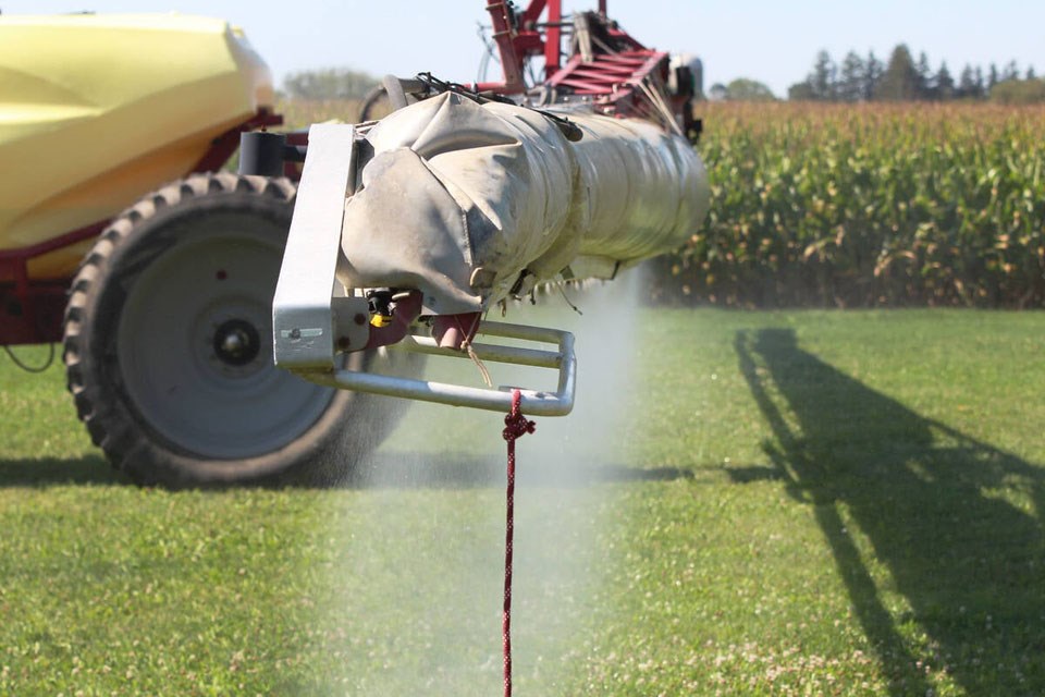 84402_web1_mjr091615_down_draft_spray_1b