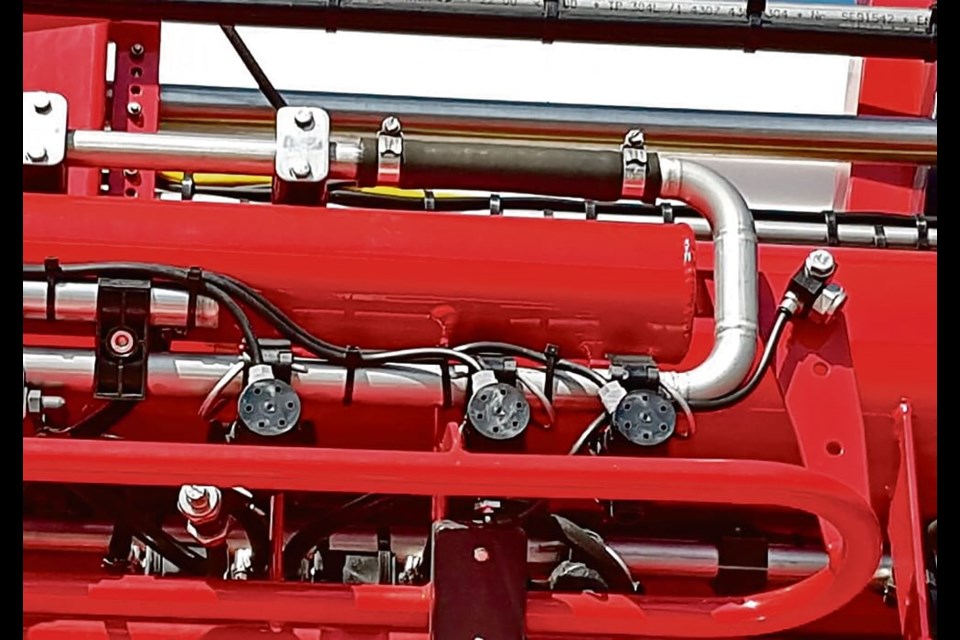 The complete cycle of the recirculating boom is obvious here with the input line making a turn so it feeds the side that has the nozzles. This setup is on a Dutch Agrifac and was designed by Pattison Liquid in Lemberg, Sask. 