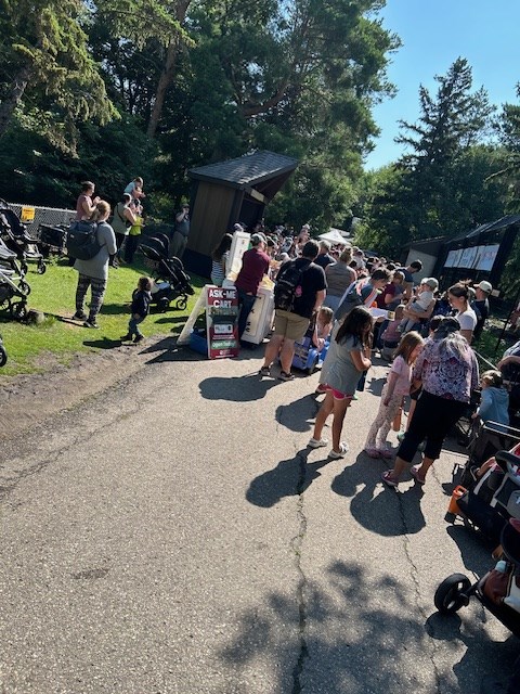 large-crowds-at-bear-exhibit