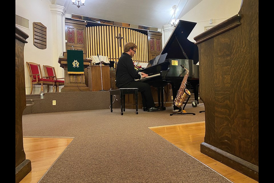 Cole Knutson entered the performance with a solo piece, before accompanying Hinacay and Robinson.