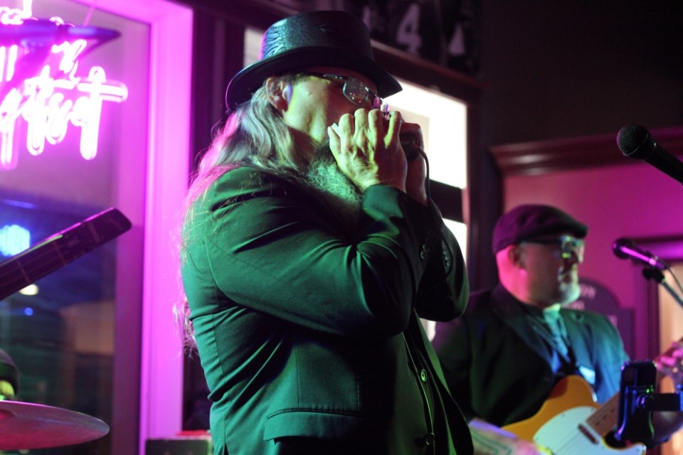 singing-the-blues-at-tapps-4_resized