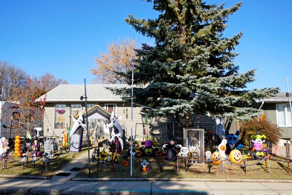 halloween-house-estevan-2022