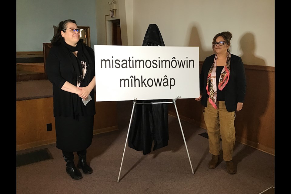 Tanya Ritchotte of Regina Treaty/Status Indian Services and Natoshia Bastien, President & CEO Silver Sage Housing Corporation unveil the name of the Home Fire project: misatimosimôwin mîhkowâp, which is Cree for Horse Dance Lodge.