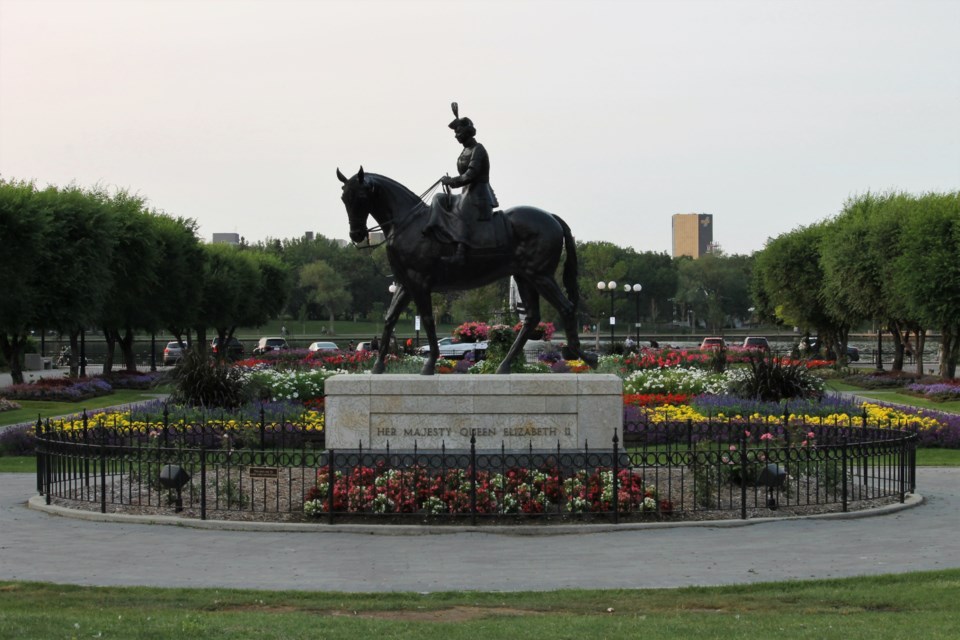 queen statue