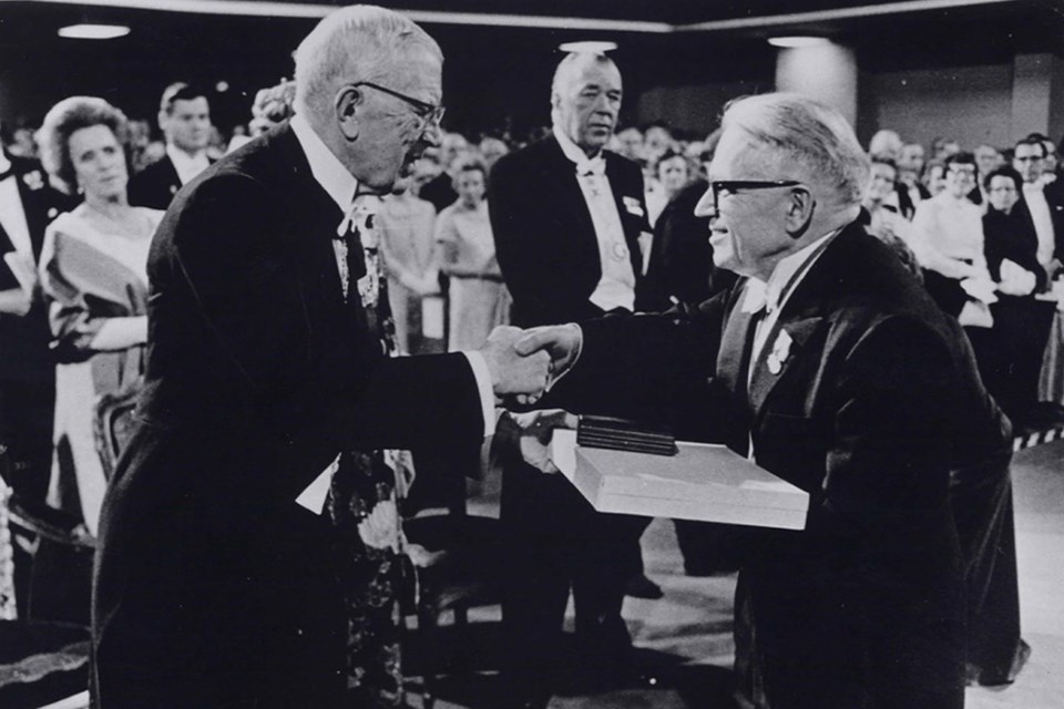Gerhard Herzberg (right) receiving the Nobel Prize from King Gustav Adolf on Dec. 10, 1971. 