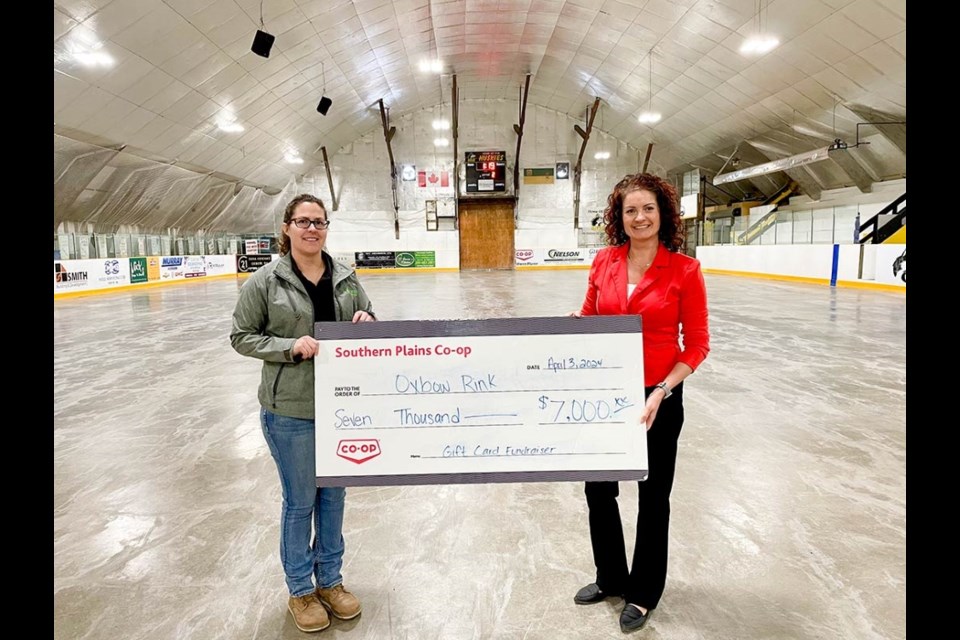 From left, Oxbow Rink Board president Jen Buchanan and Brooke Spagrud, marketing and member relations manager for the 鶹ýAVern Plains Co-op. 