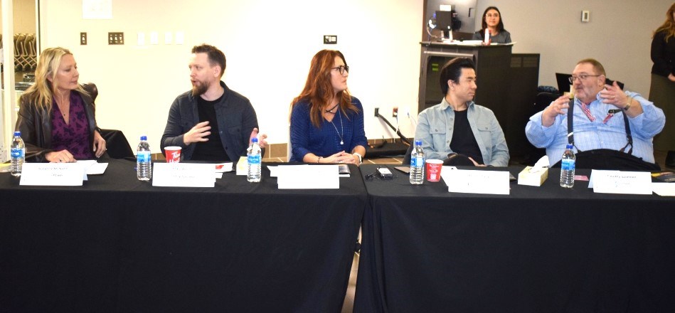 The judges chat before the start of the contest. 
