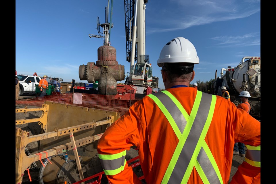 Contractors and Enbridge personnel remove a valve during Line 3 decommissioning near Morden, Man. Small construction crews will be visible to the public doing similar work along the pipeline’s right-of-way in eastern Alberta and western Saskatchewan.