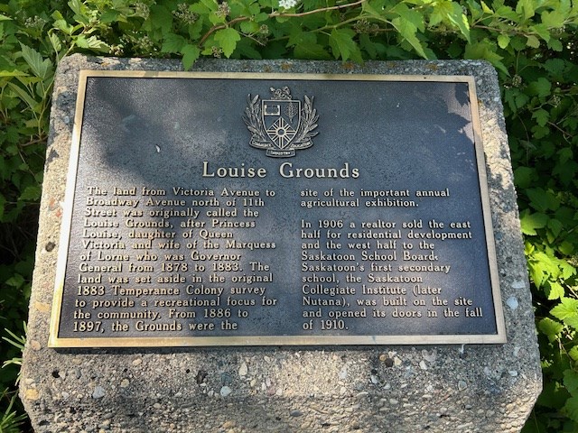 louise-grounds-sign