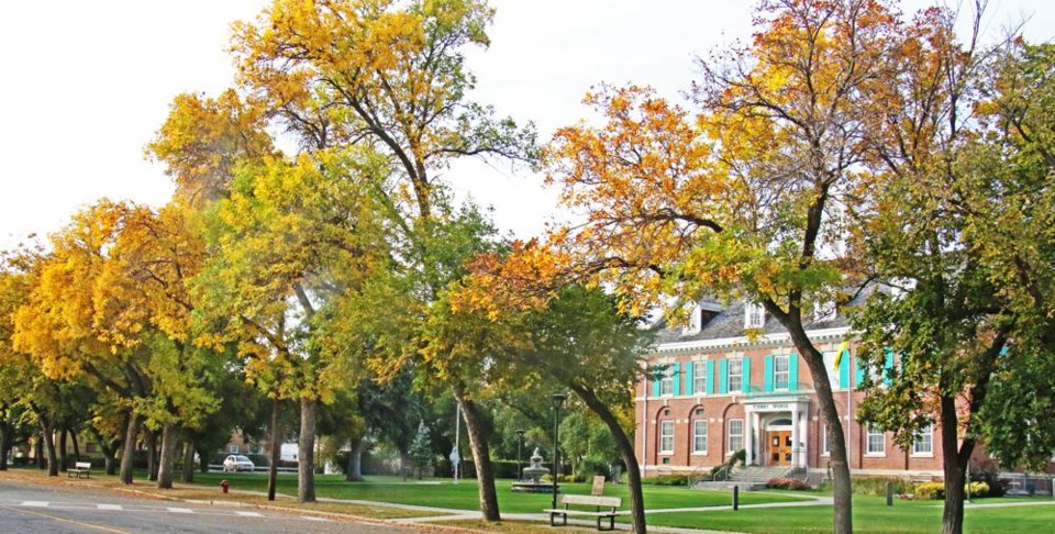 weyburn-court-house-fall-colours