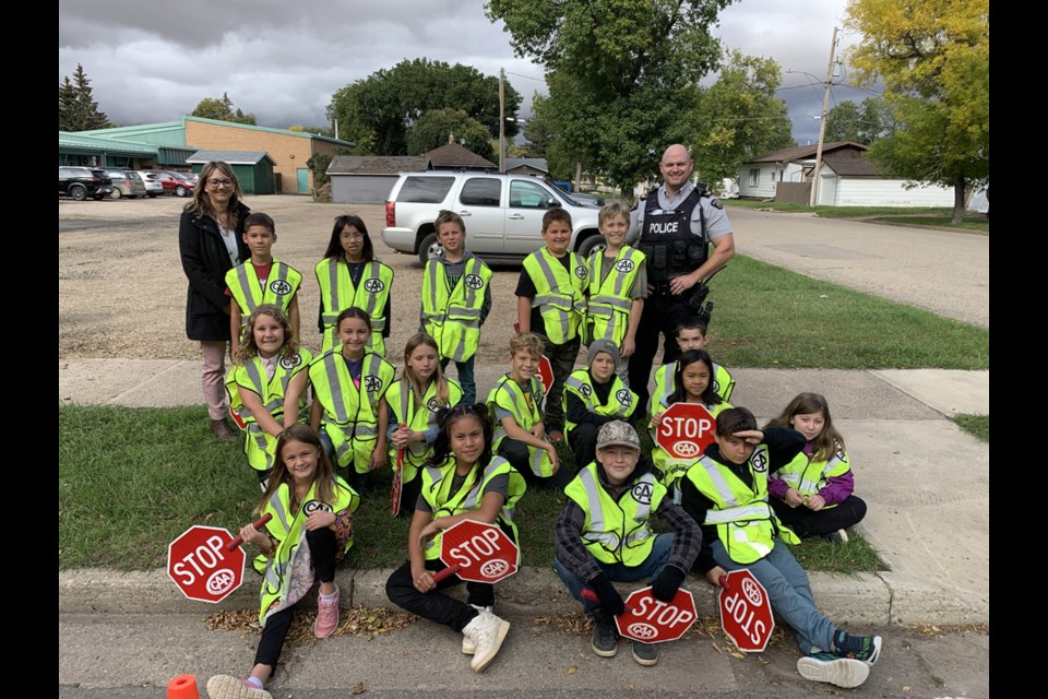 Canora Junior Elementary School has a new group of trained safety patrollers to help students safely cross the street throughout the 2022/23 school year. Sgt. Derek Friesen of the Canora RCMP Detachment visited the school on Oct. 6 to oversee the training of the Grade 4 students who make up the new CJES Safety Patrol Troop, assisted by Rhonda Exner, Grade 4 teacher. From left, were: (back row) Exner, Roman Zaika, Autumn O'Soup, Logan Menton, Halen Scharfenberg, Skyler Brass and Sgt. Friesen; (middle) Isabelle Kondratoff, Hannah Dutchak, Talia Collingridge, Drew Kitchen, Jayden Dergousoff and Kaiden Brodeur; and (front) Cora Tomcala, Echo Stevens, Bentley Bodnar, Maycee Jucaban, Luchas Bushell and Natalie Kollman.
