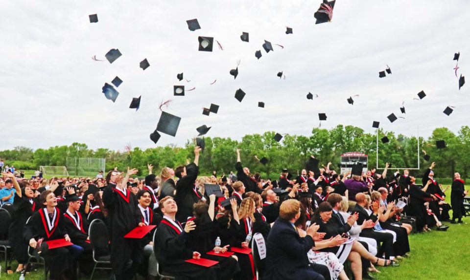 Grad-hat toss-4604