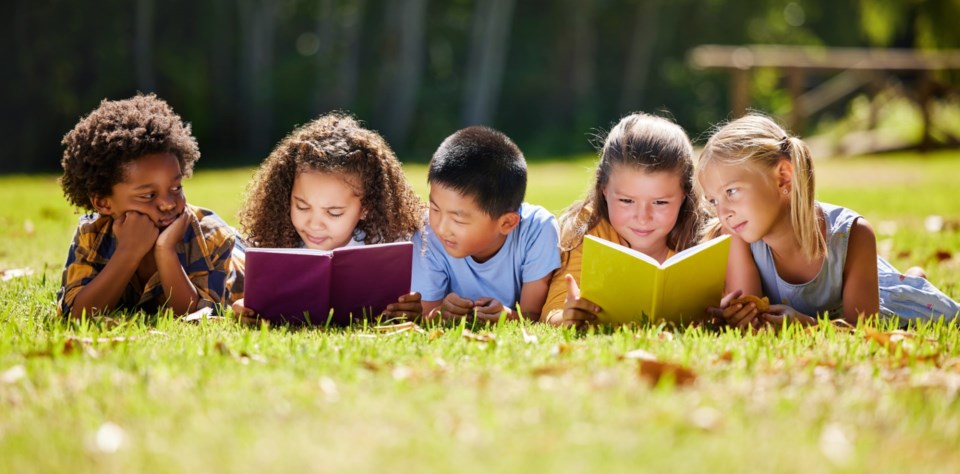 kidsreadingoutdoors0323