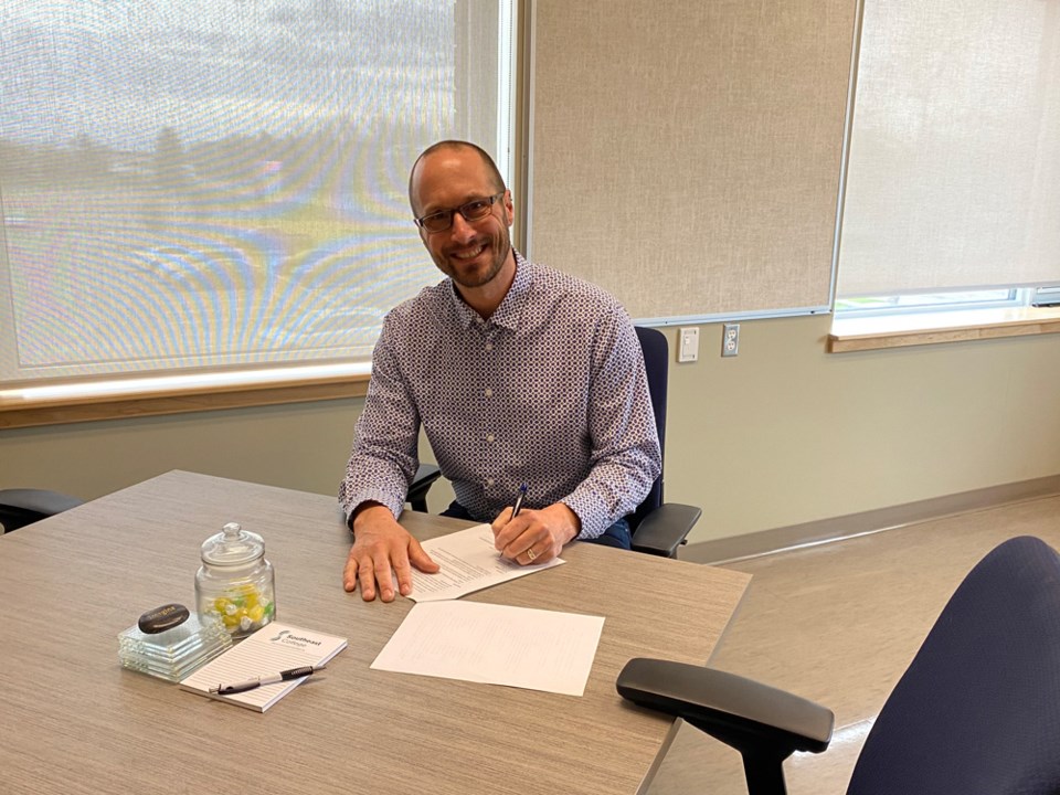 鶹ýAVeast College Walker Wood Foundation signing