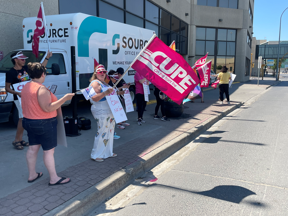 cupe-5430-memberes-outside-regina-delta-hotel