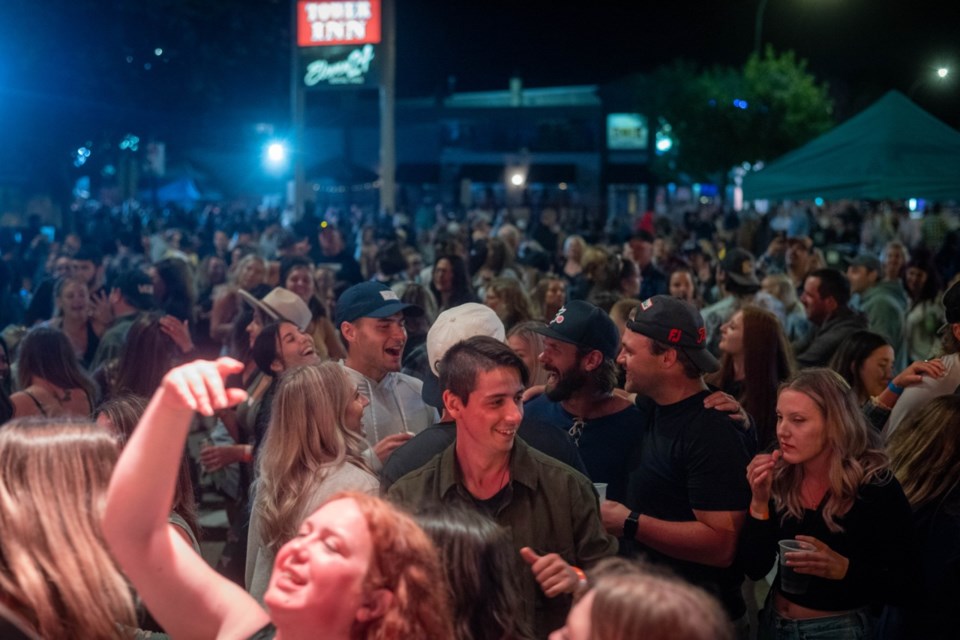 Hundreds of people turned out to listen to Brock Andrews and Brody Siebert and dance the night out in downtown Estevan. 