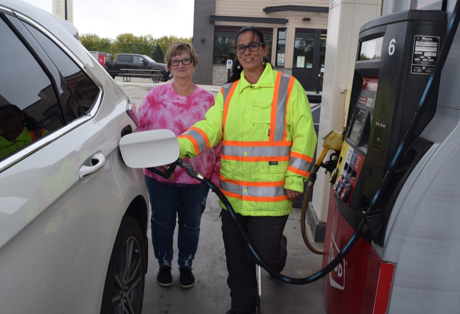 Sept. 20 was Co-op Fuel Good Day, where local motorists could support community charities. At the Gateway Co-op full-service pump in Canora, Donna Medvid filled up the tank for Elaine Simpson of Preeceville. With every fill at Gateway in Canora, Buchanan and Preeceville, 10 cents per litre was donated towards the Assiniboine River Archery Club and Preeceville Minor Ball.
