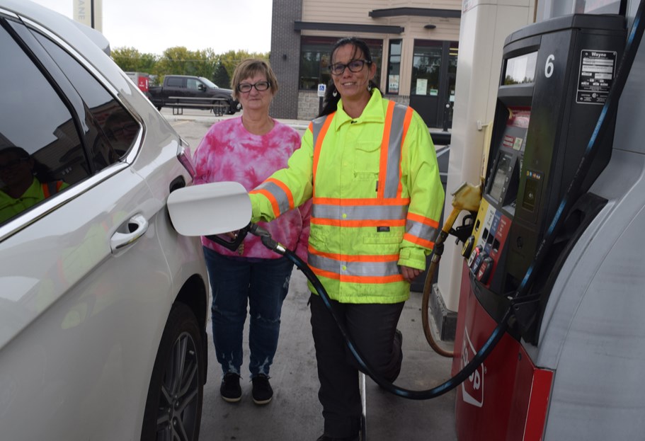 Sept. 20 was Co-op Fuel Good Day, where local motorists could support community charities. At the Gateway Co-op full-service pump in Canora, Donna Medvid filled up the tank for Elaine Simpson of Preeceville. With every fill at Gateway in Canora, Buchanan and Preeceville, 10 cents per litre was donated towards the Assiniboine River Archery Club and Preeceville Minor Ball.
