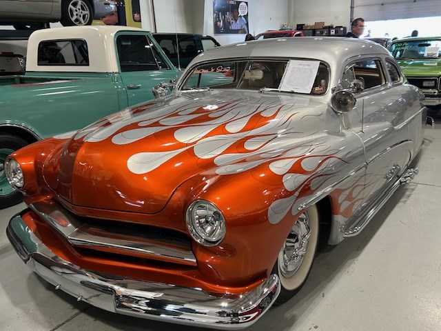 indoor-car-show-rods-day-of-cruise-night
