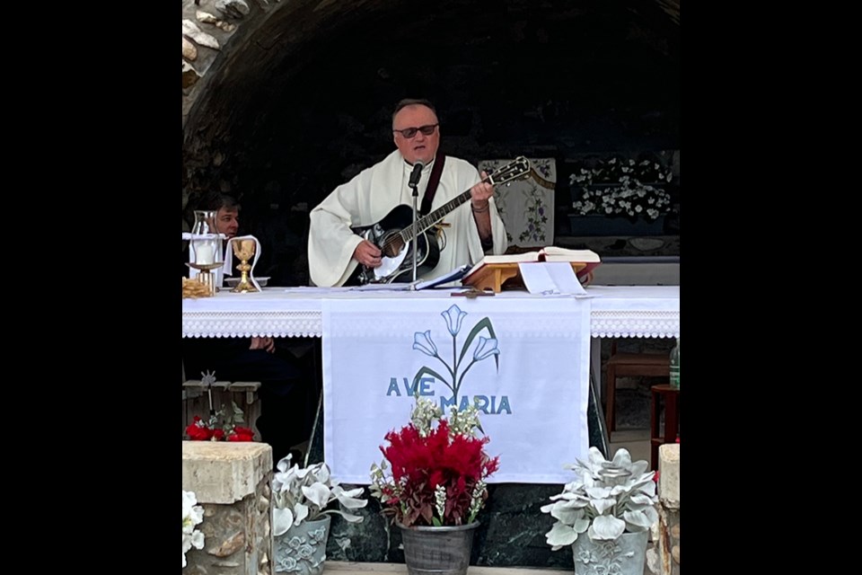 Fr. Andrew Sowa O.M.I. sings Chaplet of Divine Mercy. 