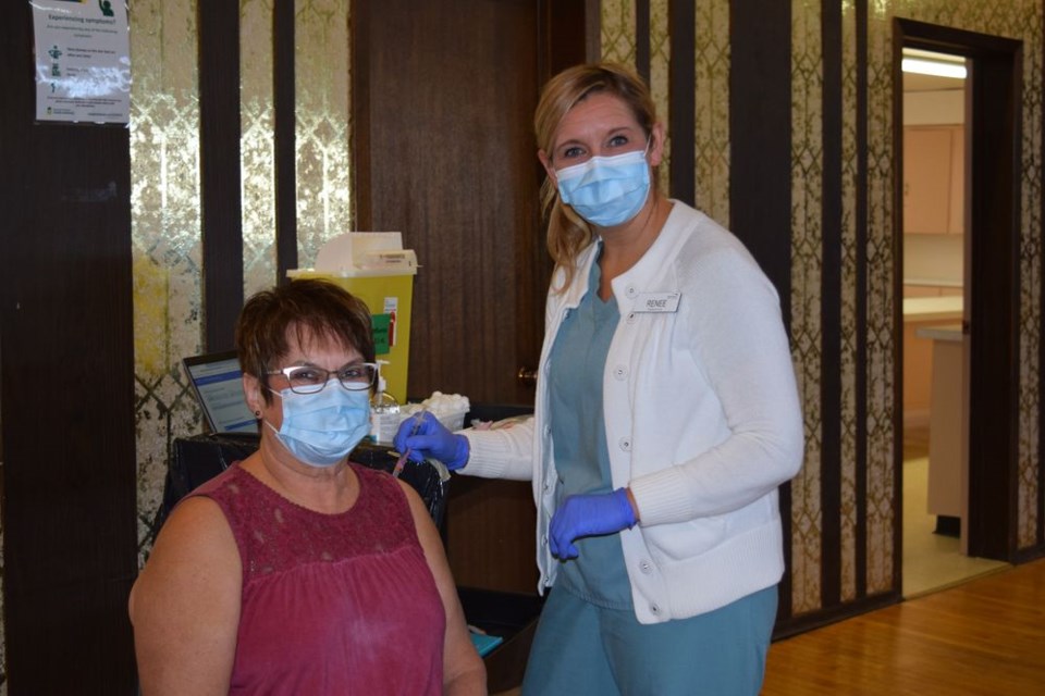 A flu vaccine clinic was held at Rainbow Hall in Canora on November 2. Gail Ostafie came by for her vaccination, which was administered by Renee Wilson, a registered nurse from Yorkton.
Clients were pre-screened for COVID-19 prior to the clinic, and had the option of getting their flu shot and COVID shot at the same time. / Rocky Neufeld
