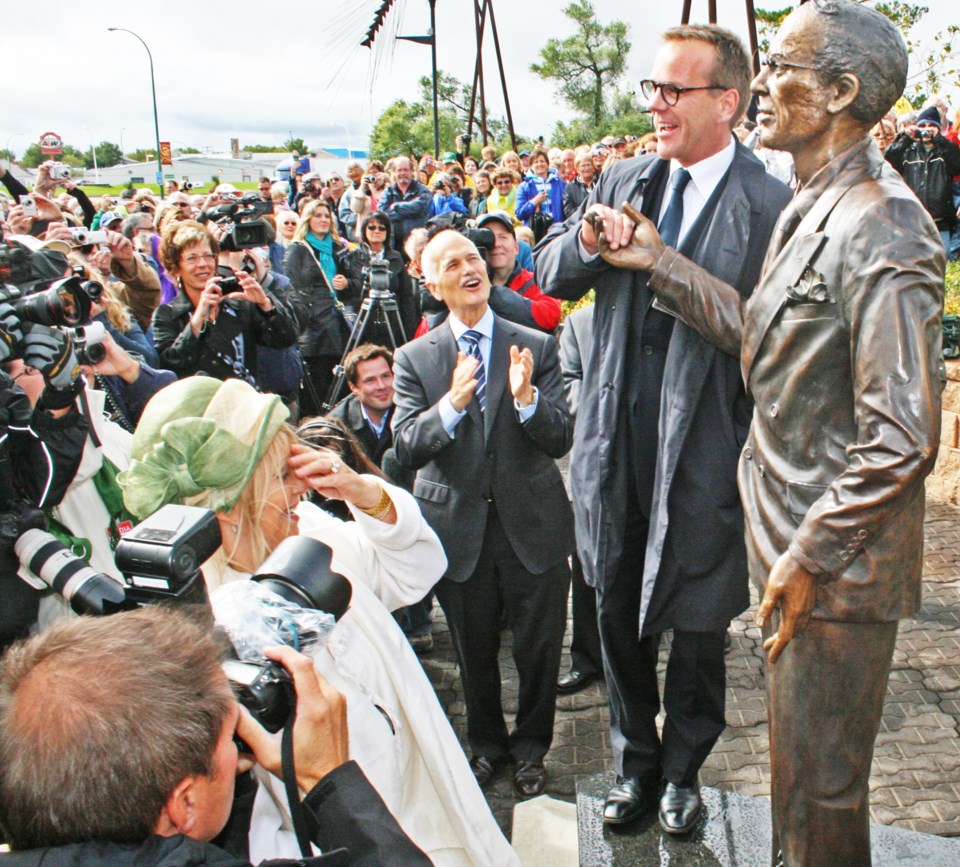 douglas-statue-unveiling12