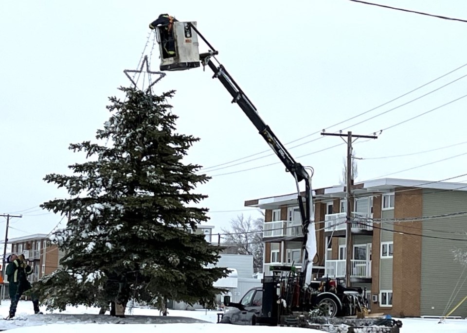 big-christmas-tree-in-estevan-2023