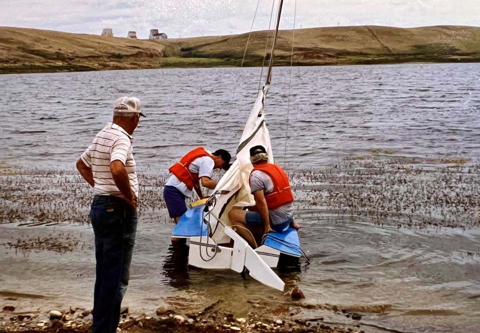 3-lemond-launching-of-my-first-sailboat-on-willows-dam-with-my-father-whatching_-002