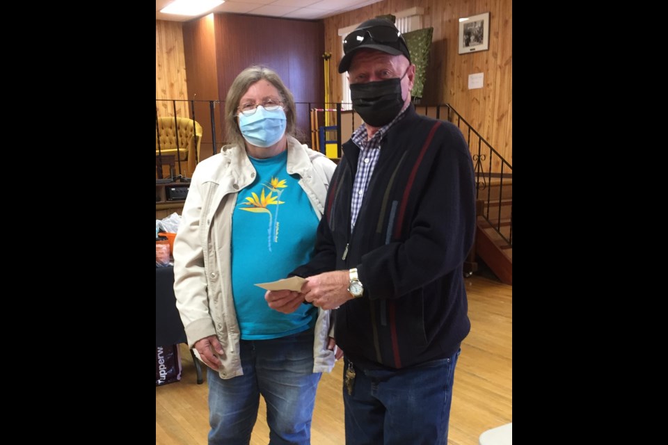 Karen Kerr presents a gift card to Gary Palmer in recognition of his contributions to Borden Farmers Market. Photos by Lorraine Olinyk